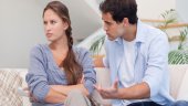 आपका बॉयफ्रेंड आपको बदल रहा है? यह 5 चीजें हैं जो वो आपको करने से मना करेगा