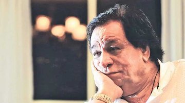Amitabh Bachchan Extends His Mourning To Kader Khan's Demise