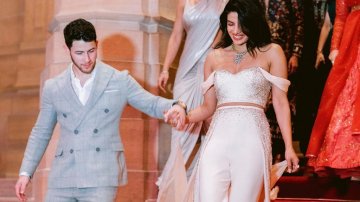 Nick Jonas Discloses Mobile's Wallapaper As Saying Goodbye To Cannes Alongside Priyanka Chopra