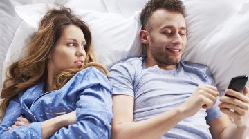 9 Signs That Your Partner Is Cheating On You, Watch Out!