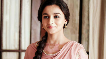 Alia Bhatt Shares The Screen Space With Her Sister Pooja Bhatt For The First Time In "Sadak 2"