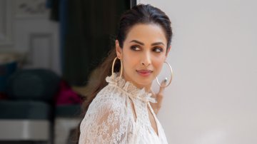 Fans Surround Malaika Arora To Take Selfies That Makes Her Run Away. Watch The Video!
