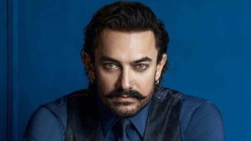 Aamir Khan Flies Economy Class, Takes His Fellow Passengers By Surprise. Watch Video!