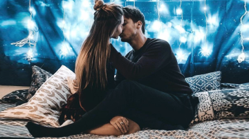 राशिफल: वो चार राशि वाले लोग जो विपरीत व्यवहार का होने के बावजूद भी कमाल के कपल बनते हैं (भाग-1)