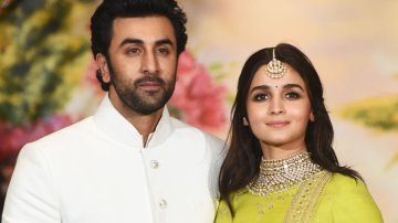 रणबीर कपूर और आलिया भट्ट ने न्यूयॉर्क में फैंस के साथ ली सेल्फी