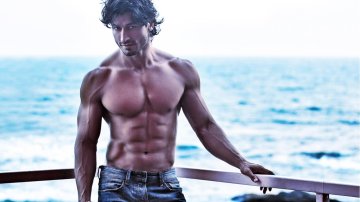 Vidyut Jammwal Joins The #Bottlecapchallenge Better Than Tiger Shroff?