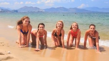 7 Ways To Feel Comfortable In Your Swimsuit, With No Body Changes