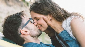 अपने डेटिंग क्षेत्र को बढ़ाये : यह चार कारण हैं कि आपको विपरीत विचार वालो के साथ क्यों रूमानी होना चाहिए!