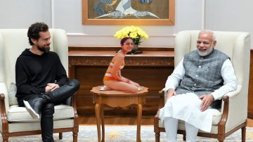 Anushka Sharma Turned Viral Meme Inspiration With Her Latest Beach Photo