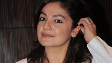 Pooja Bhatt Showers Praises On Filmmaker Father Mahesh Bhatt