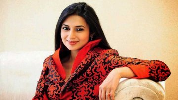 Divyanka Tripathi Spreads Awareness About PCOD Disorder With Blindfold Challenge