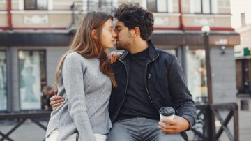 किस करते समय क्या करना चाहिए और क्या नहीं, यहां जानें