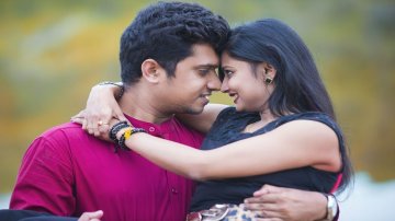 Love Guru: 5 Little Things Men Can Do That Women Find Romantic
