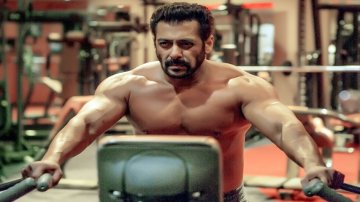 50 की उम्र में फिट और फैब ! अक्षय कुमार, सलमान खान ने शर्टलेस तस्वीरों के साथ दिए मेजर फिटनेस गोल्स