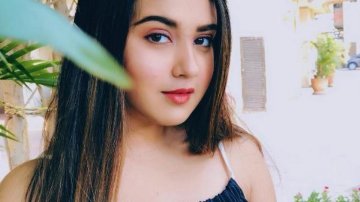 "Tara From Satara" Star Roshani Walia Breaks The Internet With Sexy Pictures
