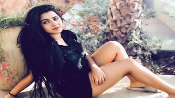 "तारा फ्रॉम सतारा" स्टार रोशानी वालिया ने अपनी सेक्सी तस्वीरों से इंटरनेट पर लगा दी आग