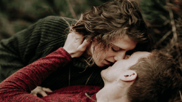 सिंगल माँ को डेट करते हुए सफलता के लिए नुस्खे और उसके दिल को जीतने की कुंजी