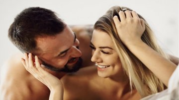 वो 10 लक्षण जो बताते हैं कि आपके साथी को आपकी लत लग चुकी है