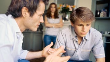 आपके बच्चे के लड़कपन के प्यार को संभालने के लिए 4 चीजें पता होनी चाहिए