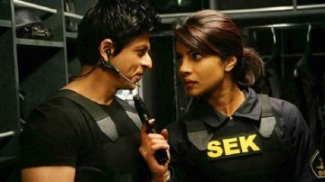 फरहान अख्तर एक उदासीन लुक लेते हैं, कहते हैं SRK, PeeCee "बेस्ट कास्ट" है।