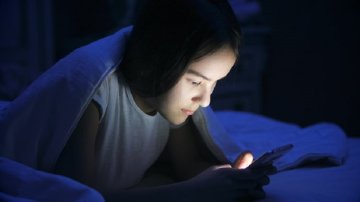 How Your Screen's Blue Light Affects Your Skin, Must Read!