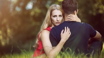 Dating Tips: 5 Subtle Things Tell You About Subconscious Flirting Signs From A Woman