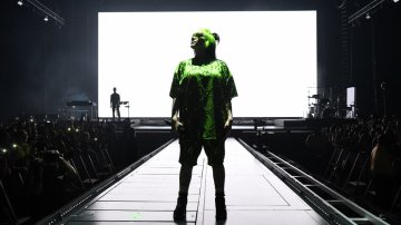 Billie Eilish Takes Off Her Clothes As Way To Speak Up Against Body Shaming! VIDEO Inside