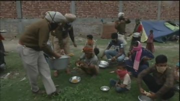 India Police’s Mission Today: Distributing Food Among Homeless While Punishing Those Violating Lockdown Order