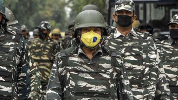 Despite Hardships and Risks, Indian Army And Medical Workers Are Trying Their Best To Confront The Pandemic