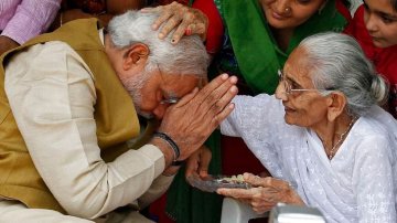 PM Narendra Modi Mother Lights Earthy Lamp During "9 Baje 9 Min", Joins Battle Against COVID-19