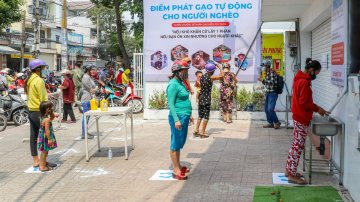 Vietnam Invents 'Rice ATM', Providing Free Rice For The Poor Amid COVID-19 Lockdown