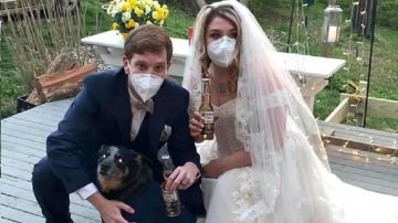 US Couple Get Married With Dogs As Bridesmaids Amid Lockdown
