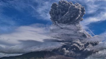 Magnificent Scenes Of The 2nd Volcanic Eruption On Mount Sinabung, Indonesia