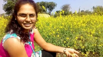 Meet The Indian Lady Catching Snake With Bare Hand While Wearing Saree That Shocked The World