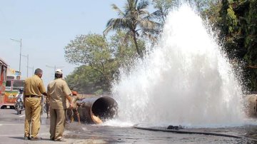 Netizens Calling Out Arnab Goswami And Kangana Ranaut For The Mumbai Water Pipe Burst