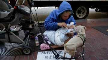  Homeless Mother To Give Birth Under The -15oC Weather In Germany