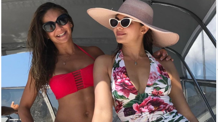 सुपर सेक्सी जैकलीन फर्नांडीज बार्बी स्विमसूट में ख़ुद को फ़्लोंट करती आयी नज़र