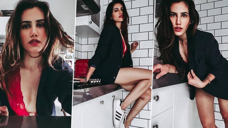 Sonnalli Seygall Shows Off Sexy Sides With Slick Facetime Photoshoot