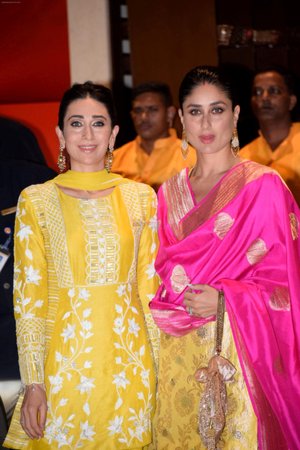 Hpse Fullsize 2677836311 Karisma Kapoor Kareena Ka