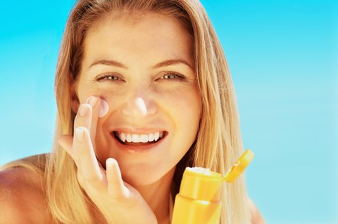 Káº¿t quáº£ hÃ¬nh áº£nh cho Using Sunscreen
