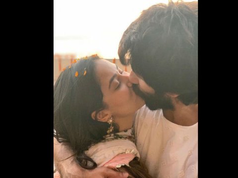 A super-romantic kiss of Shahid Kapoor and Mira Rajput.