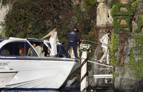 The guests came by a luxury canoe