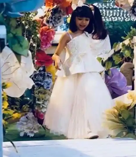 Aaradhya was walking through a full-of-flower bridge confidently when her grandfather caught this moment. 