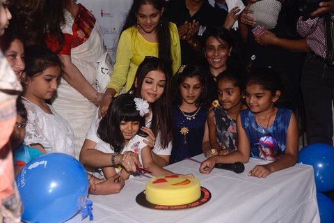 The little princess cut a cake happily with new friends