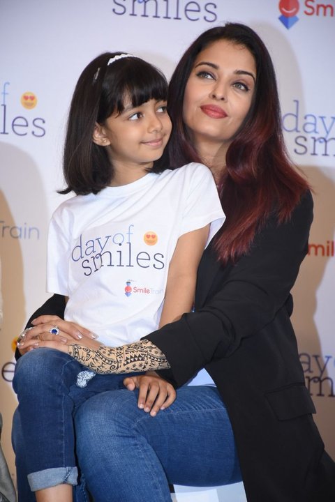 Aaradhya Bachchan and Mom 