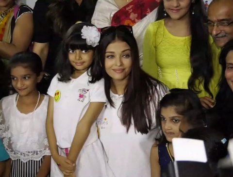 Aaradhya Bachchan and Mom posed with other friends