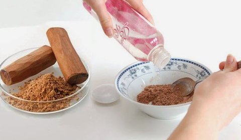 Sandalwood And Rose Water Face Mask