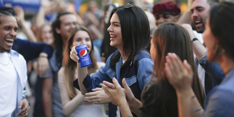 Kendall Pepsi 1529510136