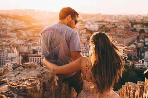 Couple On Vacation Enjoying View Of The City 600x4