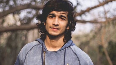 Shantanu Maheshwari Tries Smoking For The First Ti